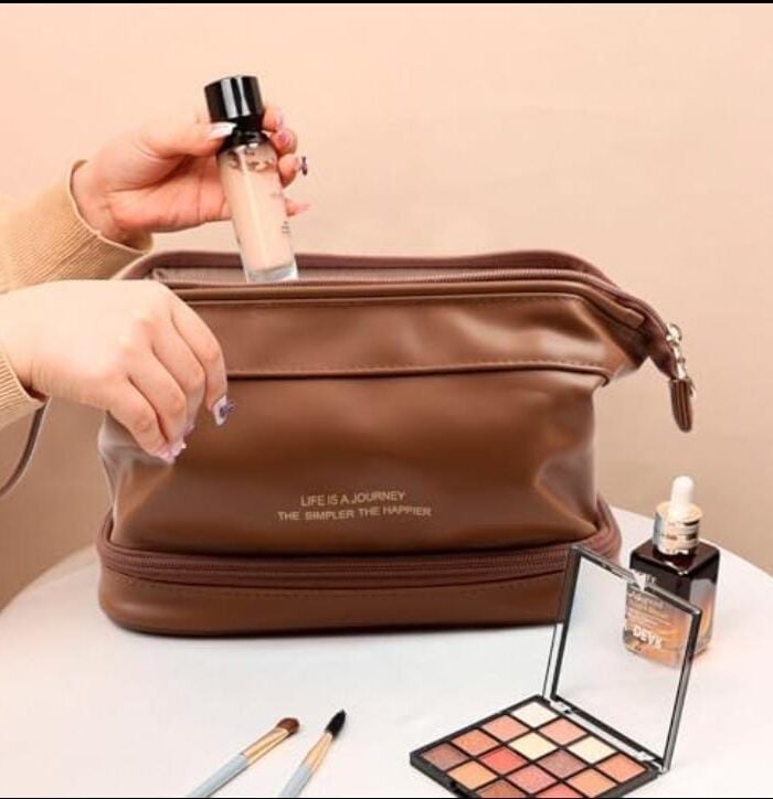 Large Capacity Makeup Bag , travel bag with different compartments.